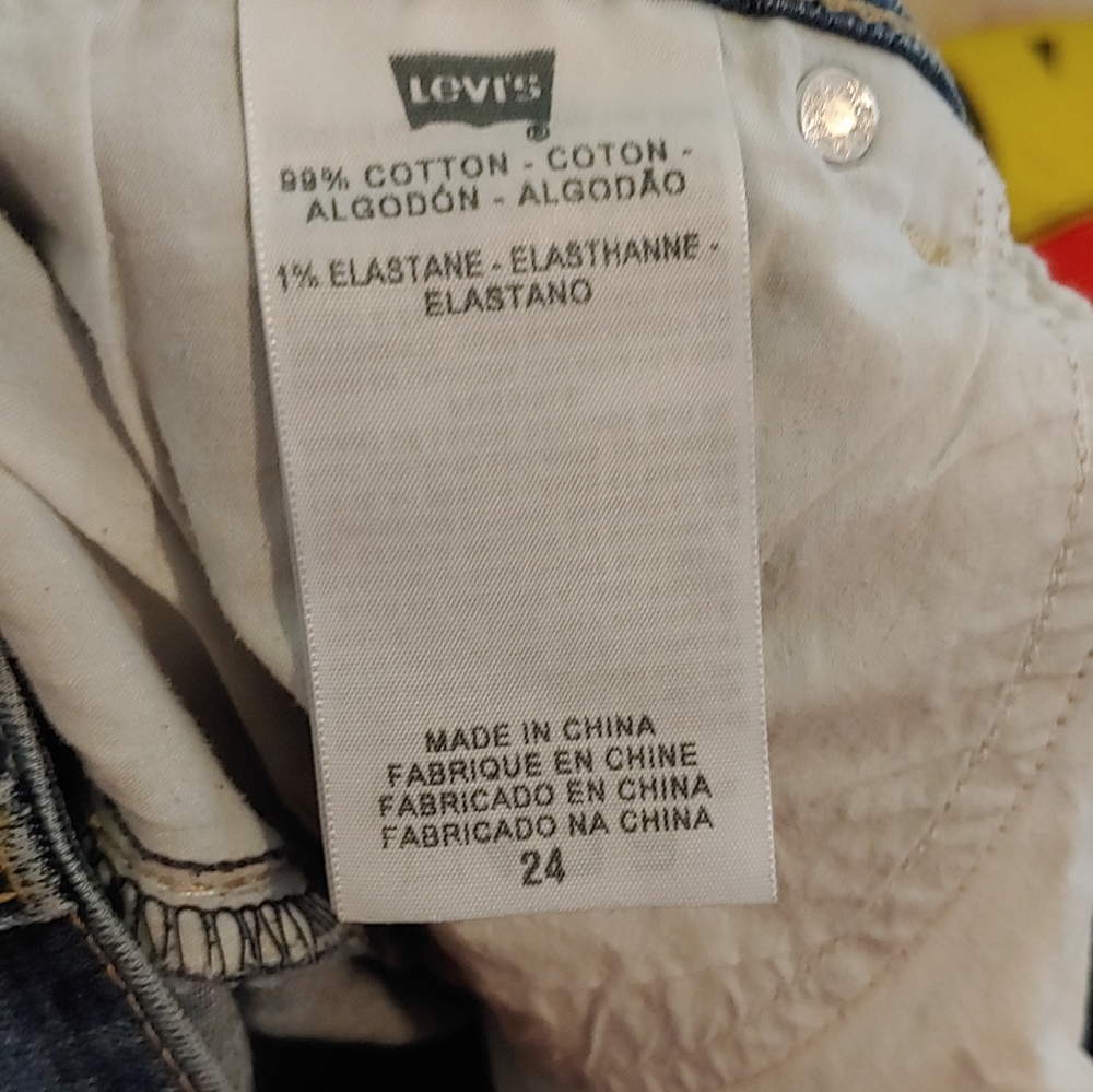 Levi's Medium Wash 2 Button Fly Denim Capris - Picture 8 of 8